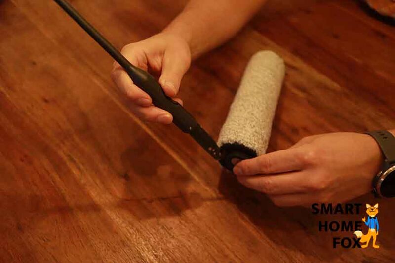 Man sieht, wie die Bürstenwalze des Tineco Floor One S5 Combo gereinigt wird.